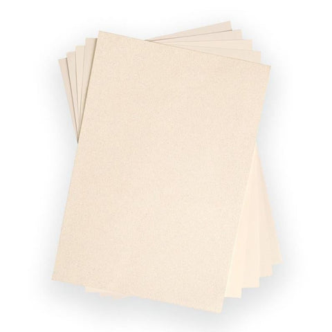 Crealive Sizzix Opulent Cardstock - Ivory  Inhalt:  50 Bögen    Spezifikationen:  8’’ x 11.5’’ (20.32 cm x 29.21 cm) 250 g/m2 10 Bögen Spiegelkarton 10 Bögen Matt-Metallic 10 Bögen gebürstete Metall-Optik 10 Bögen Glitzer 10 Bögen Perlmutt-Glanz Farbe: Ivory    Diese verschiedenen Papiere sind geeignet für:  Karten Karten- Verzierungen Geschenkboxen & Verpackungen Plotten Scrapbooking Stanzen Prägen