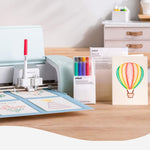 Crealive Cricut Aquarellkarten R40 - 10 Stück / Watercolor Cards    Inhalt:  10 Karten im Format 4.75" x 6.6" (12.1 cm x 16.8 cm) (zusammengeklappt) - Kartenfarben: 10 x Ivory 10 Umschläge in 5.1" x 7.25" (13 cm x 18.4 cm) - Farbe: Weiss    Cricut Joy Aquarellkarten sind geeignet für:  Karten Einladungen    Anleitung:  Design auswählen Karte auf die Kartenmatte 2x2 (separat erhältlich) Zeichnen & Schneiden    Das kaltgepresste Aquarellpapier ist ideal für all deine individuellen Aquarell-Grusskarten. 