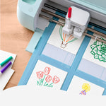 Crealive Cricut Aquarellkarten R40 - 10 Stück / Watercolor Cards    Inhalt:  10 Karten im Format 4.75" x 6.6" (12.1 cm x 16.8 cm) (zusammengeklappt) - Kartenfarben: 10 x Ivory 10 Umschläge in 5.1" x 7.25" (13 cm x 18.4 cm) - Farbe: Weiss    Cricut Joy Aquarellkarten sind geeignet für:  Karten Einladungen    Anleitung:  Design auswählen Karte auf die Kartenmatte 2x2 (separat erhältlich) Zeichnen & Schneiden    Das kaltgepresste Aquarellpapier ist ideal für all deine individuellen Aquarell-Grusskarten. 