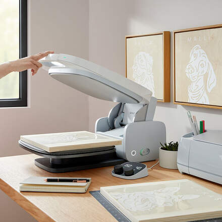 Hier kommt die perfekte professionelle Heizpresse für den Hausgebrauch. Cricut Autopress™ vereint kommerzielle Leistung mit einem schlanken, haushaltsfreundlichen Design und nutzt modernste Automatisierungsfunktionen, damit Du in kürzerer Zeit mehr herstellen kannst. Mit der Zero Effort™-Bedienung kannst Du die Maschine mit nur zwei Fingern schliessen, den Rest erledigt der Motor des Griffs. Wähle präzise Zeit- und Temperatureinstellungen auf dem Bedienpult, um konsistente Ergebnisse zu erzielen