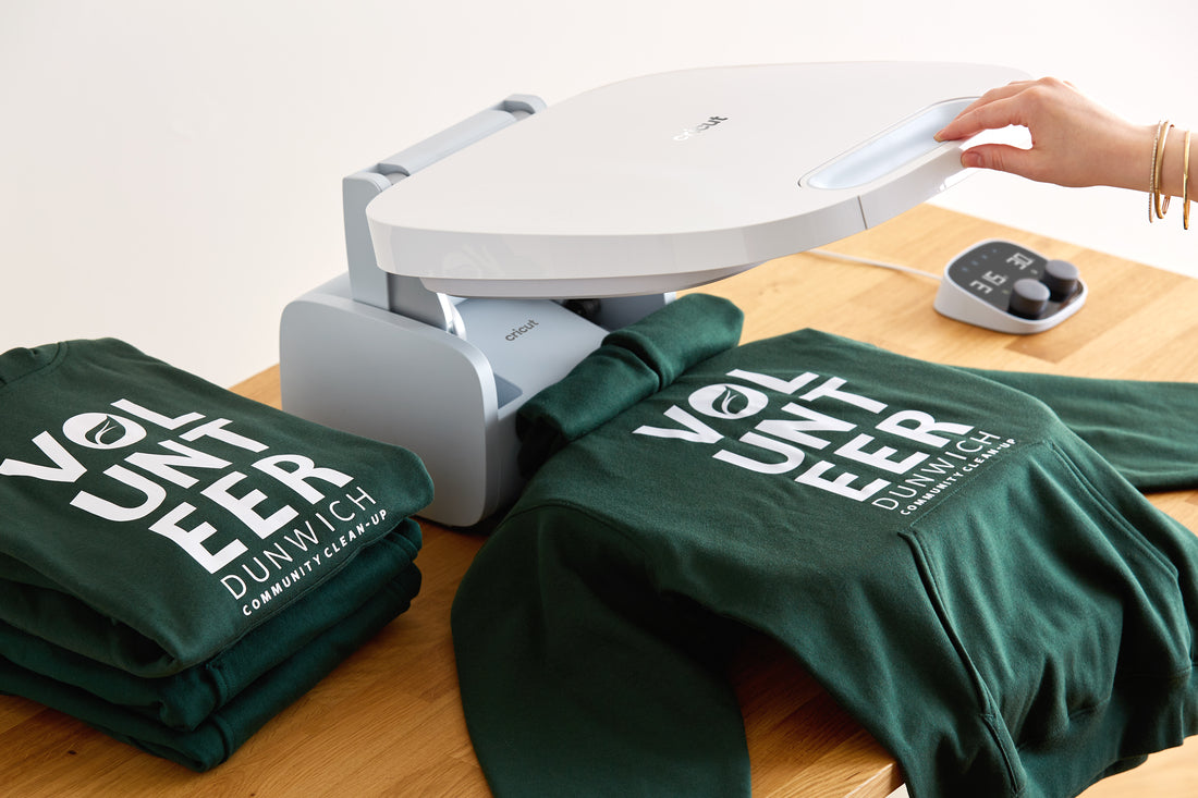 Hier kommt die perfekte professionelle Heizpresse für den Hausgebrauch. Cricut Autopress™ vereint kommerzielle Leistung mit einem schlanken, haushaltsfreundlichen Design und nutzt modernste Automatisierungsfunktionen, damit Du in kürzerer Zeit mehr herstellen kannst. Mit der Zero Effort™-Bedienung kannst Du die Maschine mit nur zwei Fingern schliessen, den Rest erledigt der Motor des Griffs. Wähle präzise Zeit- und Temperatureinstellungen auf dem Bedienpult, um konsistente Ergebnisse zu erzielen