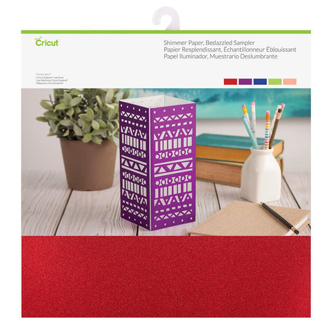 Cricut Bastelpapier - 12’’ x 12’’ - Shimmer Bedazzled  Inhalt:  10 Bögen 5 Farben - je 2 Bögen    Spezifikationen:  12’’ x 12’’ (30.5 cm x 30.5 cm) einseitig farbig Schimmerndes Papier Farben: Rot, Blau, Violett, Grün & Rosa tolle Haptik    Dieses Cricut Bastelpapier ist geeignet für:  Karten Karten-Verzierungen Plotten Stanzen Prägen Geschenkboxen Scrapbooking