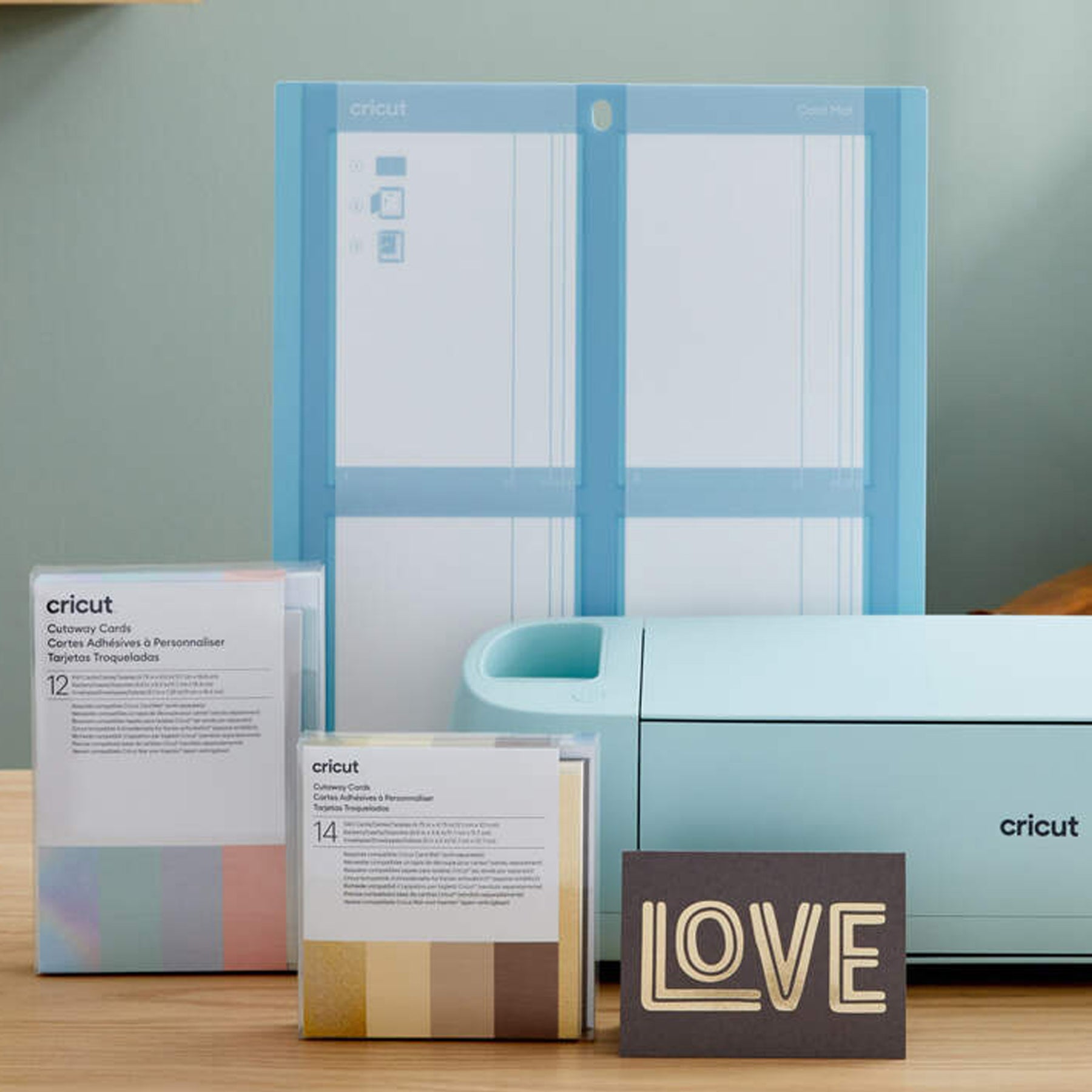 Cricut Cutaway Karten R10 - 18 Stück - Neutrals   Inhalt:  18 Karten im Format 3.5" x 4.9" (8.9 cm x 12.4 cm) (zusammengeklappt) - Kartenfarben: 6 x Gray, 6 x Khaki, 6 x Cream 18 Einlagen im Format 3.3" x 4.7" (8.4 cm x 12 cm) - Einlagefarbe: Gold holografisch 18 Umschläge in 3.6" x 5.1" (9.2 cm x 13 cm) - Farbe: Weiss    Cricut Cut-Away Karten sind geeignet für:  Karten Einladungen