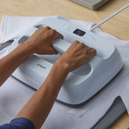 Die beliebteste Heizpresse der Welt ist jetzt intelligenter als je zuvor mit integrierter drahtloser Bluetooth®-Technologie. Verbinde die Cricut EasyPress 3 mit der Cricut Heat App, um präzise Zeit- und Temperatureinstellungen zu senden und Schritt-für-Schritt-Anleitungen für jedes Projekt zu erhalten. Eine keramikbeschichtete Heizplatte bietet ein superschnelles Aufheizen auf bis zu 205° C (400° F). Mit dem isolierten Sicherheitssockel und der automatischen Abschaltfunktion kannst Du beruhigt pressen.