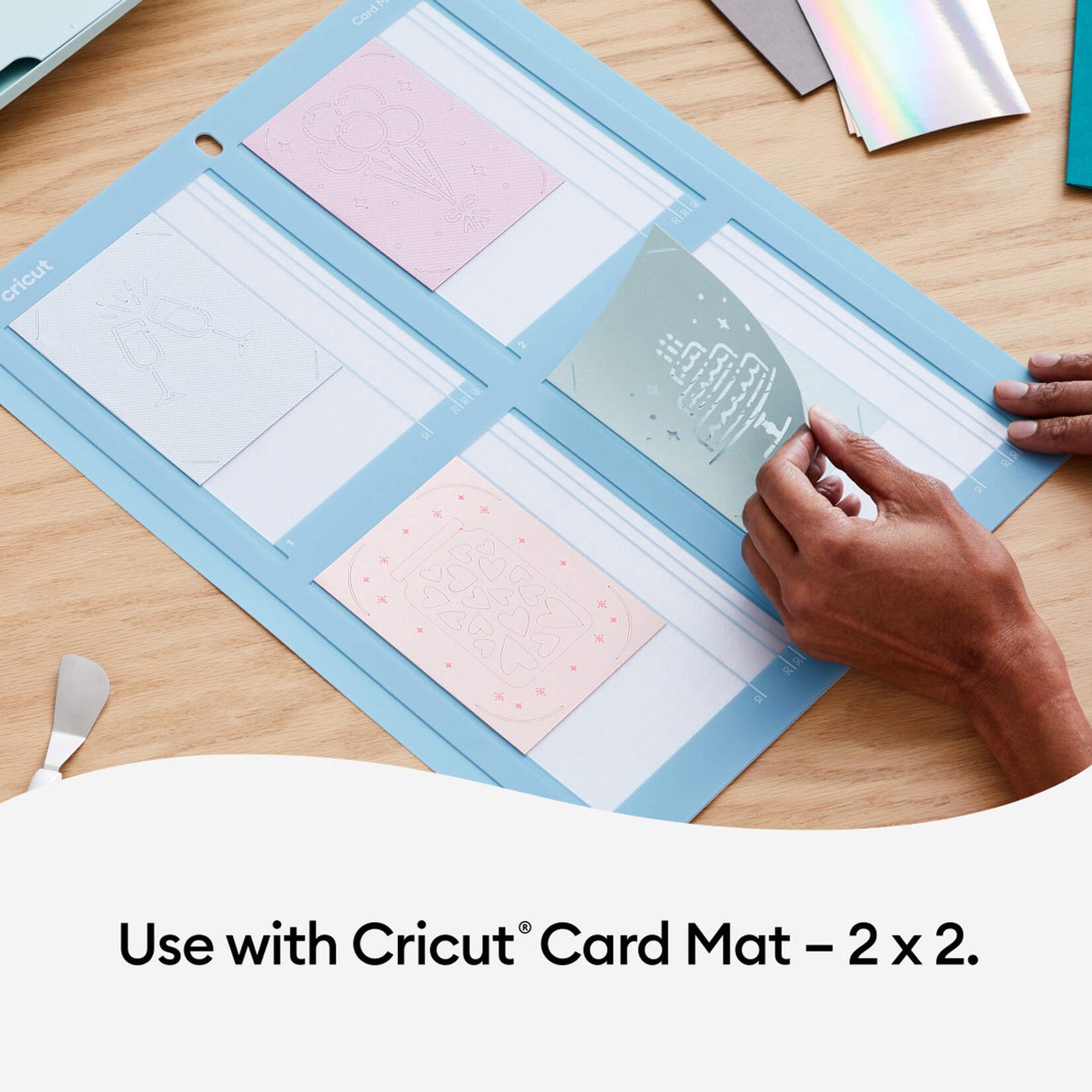 Crealive Cricut Einlegekarten R10 - 42 Stück - Princess  Inhalt:  42 Karten im Format 3.5" x 4.9" (8.9 cm x 12.4 cm) (zusammengeklappt) - Kartenfarben: 11 x Tulpe, 11 x Puderblau, 10 x Whispering Blue und 10 x Lavendel 42 Einlagen im Format 3.25" x 4.6" (8.2 cm x 11.7 cm) - Einlagefarbe: Silber holografisch 42 Umschläge in 3.6" x 5.1" (9.2 cm x 13 cm) - Farbe: Weiss    Cricut Einlegekarten sind geeignet für:  Karten Einladungen    Anleitung:  Design auswählen Karte auf die Kartenmatte 2x2 Schneiden