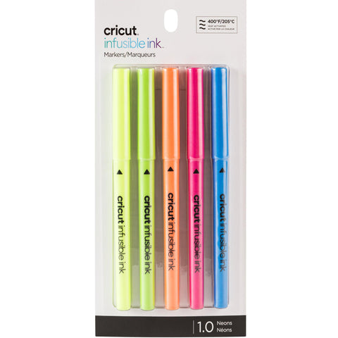 Cricut Infusible Ink Stifte - Neon 1.0  Inhalt:  5 Cricut Infusible Ink Stifte Neonfarben (je 1 x Gelb, Grün, Orange, Pink & Blau)    Spezifikationen:  Stärke: 1.0 (mittlere Spitze) Neon-Farben: Gelb, Grün, Orange, Pink & Blau brillante Farben nach dem Transfervorgang Infusible Ink 