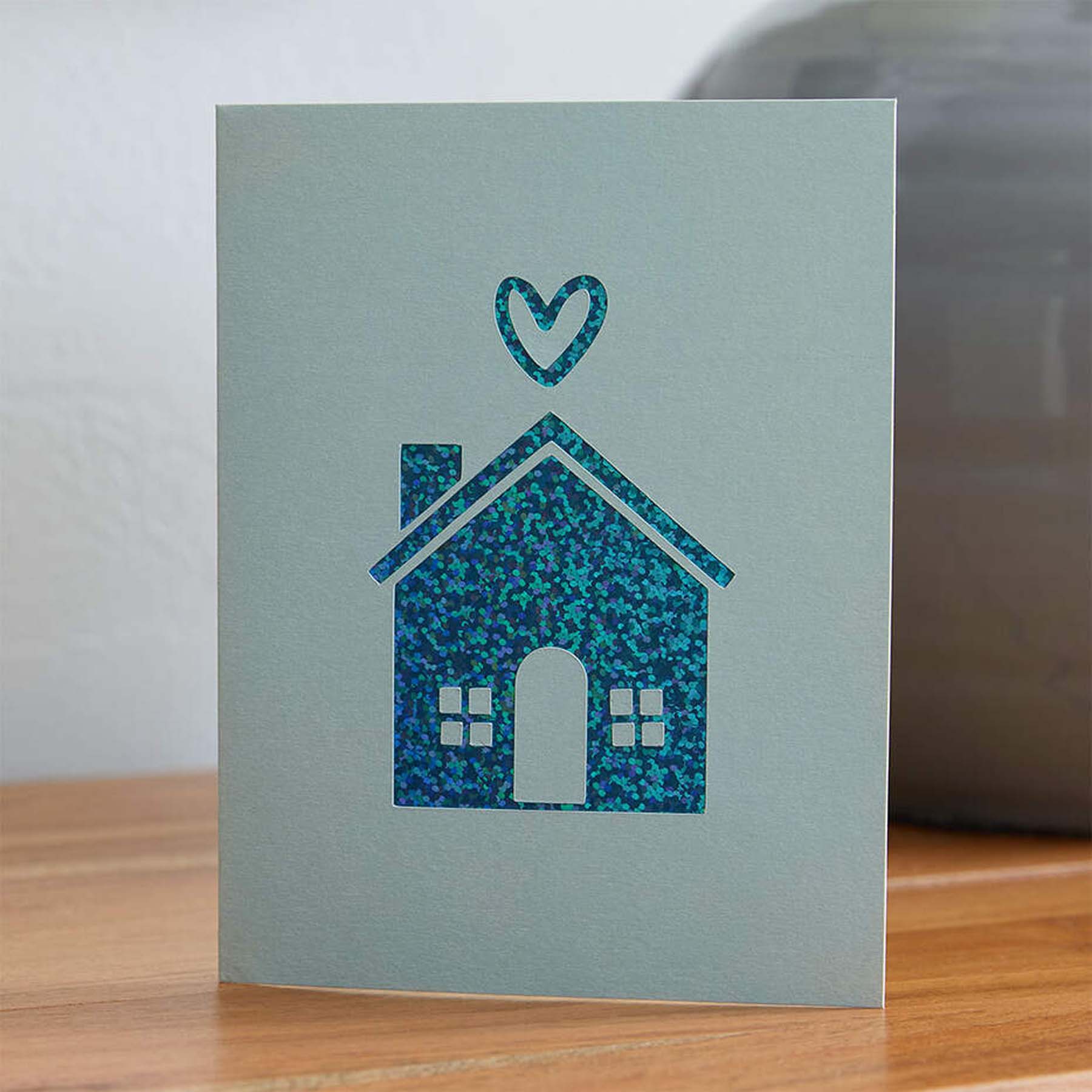 Crealive Cricut Joy Cutaway Karten R20 - 8 Stück - Pastel  Inhalt:  8 Karten im Format 4.25" x 5.5" (10.8 cm x 14 cm) (zusammengeklappt) - Kartenfarben: 3 x Tulip, 3 x Powder Blue, 2 x Whispering Blue 8 Einlagen im Format 4.1" x 5.3" (10.4 cm x 13.6 cm) - Einlagefarbe: Matt silber holografisch 8 Umschläge in 4.37" x 5.75" (11 cm x 14.6 cm) - Farbe: Weiss    Cricut Joy Cut-Away Karten sind geeignet für:  Karten Einladungen