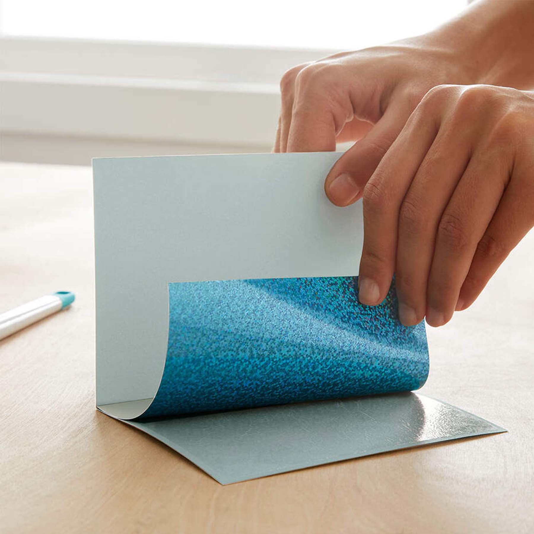 Crealive Cricut Joy Cutaway Karten R20 - 8 Stück - Pastel  Inhalt:  8 Karten im Format 4.25" x 5.5" (10.8 cm x 14 cm) (zusammengeklappt) - Kartenfarben: 3 x Tulip, 3 x Powder Blue, 2 x Whispering Blue 8 Einlagen im Format 4.1" x 5.3" (10.4 cm x 13.6 cm) - Einlagefarbe: Matt silber holografisch 8 Umschläge in 4.37" x 5.75" (11 cm x 14.6 cm) - Farbe: Weiss    Cricut Joy Cut-Away Karten sind geeignet für:  Karten Einladungen