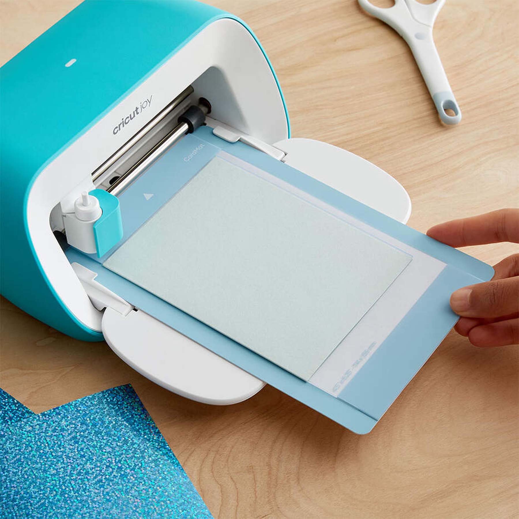 Crealive Cricut Joy Cutaway Karten R20 - 8 Stück - Pastel  Inhalt:  8 Karten im Format 4.25" x 5.5" (10.8 cm x 14 cm) (zusammengeklappt) - Kartenfarben: 3 x Tulip, 3 x Powder Blue, 2 x Whispering Blue 8 Einlagen im Format 4.1" x 5.3" (10.4 cm x 13.6 cm) - Einlagefarbe: Matt silber holografisch 8 Umschläge in 4.37" x 5.75" (11 cm x 14.6 cm) - Farbe: Weiss    Cricut Joy Cut-Away Karten sind geeignet für:  Karten Einladungen