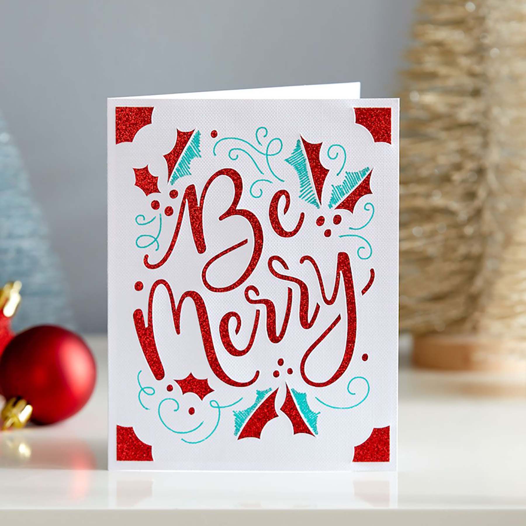 Crealive Cricut Joy Einlegekarten R20 - 10 Stück - Glitz & Glam  Inhalt:  10 Karten im Format 4.25" x 5.5" (10.7 cm x 13.9 cm) (zusammengeklappt) - Kartenfarben: 4 x Taupe, 3 x Weiss und 3 x Creme 10 Einlagen im Format 4" x 5.25" (10.1 cm x 13.3 cm) - Einlagefarben: 3 x Schwarz, 3 x Rot und 4 x Gold 10 Umschläge in 4.37" x 5.75" (11 cm x 14.6 cm) - Farbe: Weiss    Cricut Joy Einlegekarten sind geeignet für:  Karten Einladungen