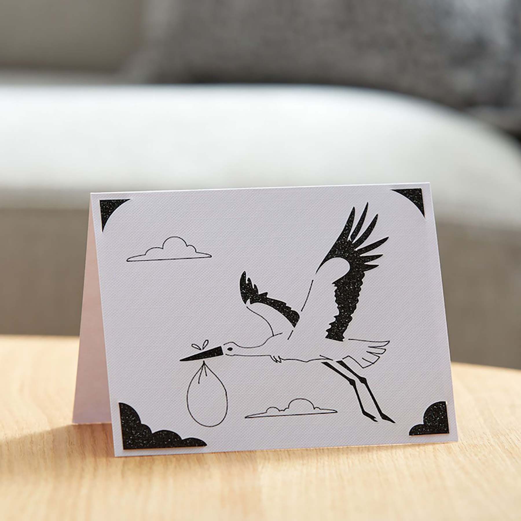Crealive Cricut Joy Einlegekarten R20 - 10 Stück - Glitz & Glam  Inhalt:  10 Karten im Format 4.25" x 5.5" (10.7 cm x 13.9 cm) (zusammengeklappt) - Kartenfarben: 4 x Taupe, 3 x Weiss und 3 x Creme 10 Einlagen im Format 4" x 5.25" (10.1 cm x 13.3 cm) - Einlagefarben: 3 x Schwarz, 3 x Rot und 4 x Gold 10 Umschläge in 4.37" x 5.75" (11 cm x 14.6 cm) - Farbe: Weiss    Cricut Joy Einlegekarten sind geeignet für:  Karten Einladungen