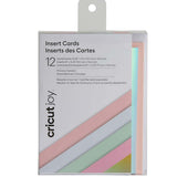 Crealive Cricut Joy Einlegekarten R20 - 12 Stück - Princess  Inhalt:  12 Karten im Format 4.25" x 5.5" (10.7 cm x 13.9 cm) (zusammengeklappt) - Kartenfarben: 3 x Tulpe, 3 x Hellblau, 3 x Hellgrün und 3 x Lavendel 12 Einlagen im Format 4" x 5.25" (10.1 cm x 13.3 cm) - Einlagefarbe: Silber holografisch 12 Umschläge in 4.37" x 5.75" (11 cm x 14.6 cm) - Farbe: Weiss    Cricut Joy Einlegekarten sind geeignet für:  Karten Einladungen