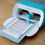 Cricut Joy Folientransfer Set - Foil Transfer Kit  Füge deinen Cricut Joy™-Projekten mit umwerfenden Folienakzenten etwas Glanz hinzu; damit kannst du Karten, Einladungen, Scrapbooking-Seiten, Geschenkanhänger und vieles mehr veredeln.    Inhalt:  1 Cricut Joy Folientransferwerkzeug 6 Folien in silber 6 Folien in gold Klebetapes    Tipp  Bitte beachte: Die Funktion ist mit Handy oder Tablet über die Cricut Joy App nutzbar und mit Laptop oder PC über die Design Space Software.