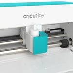 Cricut Joy (Lieferzeit 3-5 Arbeitstage)  Mit einem Gewicht von nur 1,75 kg personalisiert diese intelligente kleine Schneide- und Schreibmaschine Joy beinahe alles. Joy kann mehr als 50 Materialien schneiden, einschliesslich Flex- & Flockfolie, Karten, Vinyl, Papier und Smart Materials™ für  superleichte, superlange Schnitte ohne Schneidematte.