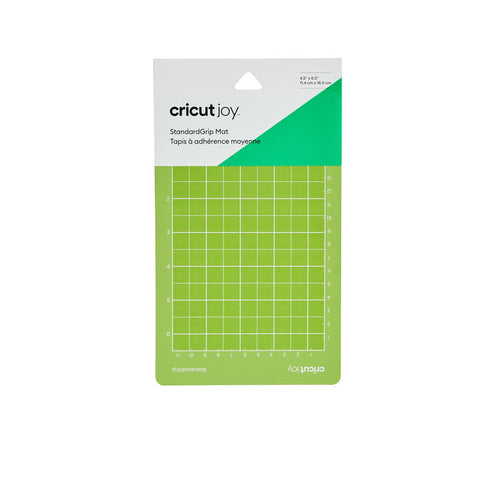 Cricut Joy Schneidematte Standard 4,5" x 6.5" - StandardGrip Die original Cricut StandardGrip-Matte ist eine Mehrzweckmatte für die Cricut Kreativplotter, die sich ideal für eine Vielzahl von mittelschweren Materialien eignet, einschliesslich gemustertem Papier, Vinyl, Textilfolien und Karton.     Inhalt:  1 Cricut Joy Schneidematte Standard 4,5" x 6.5" (11,4 cm x 16,5 cm)    Die Schneidematte Standard ist geeignet für:  Papier Karton Vinylfolie Textilfolie Infusible Ink Transfer Sheets