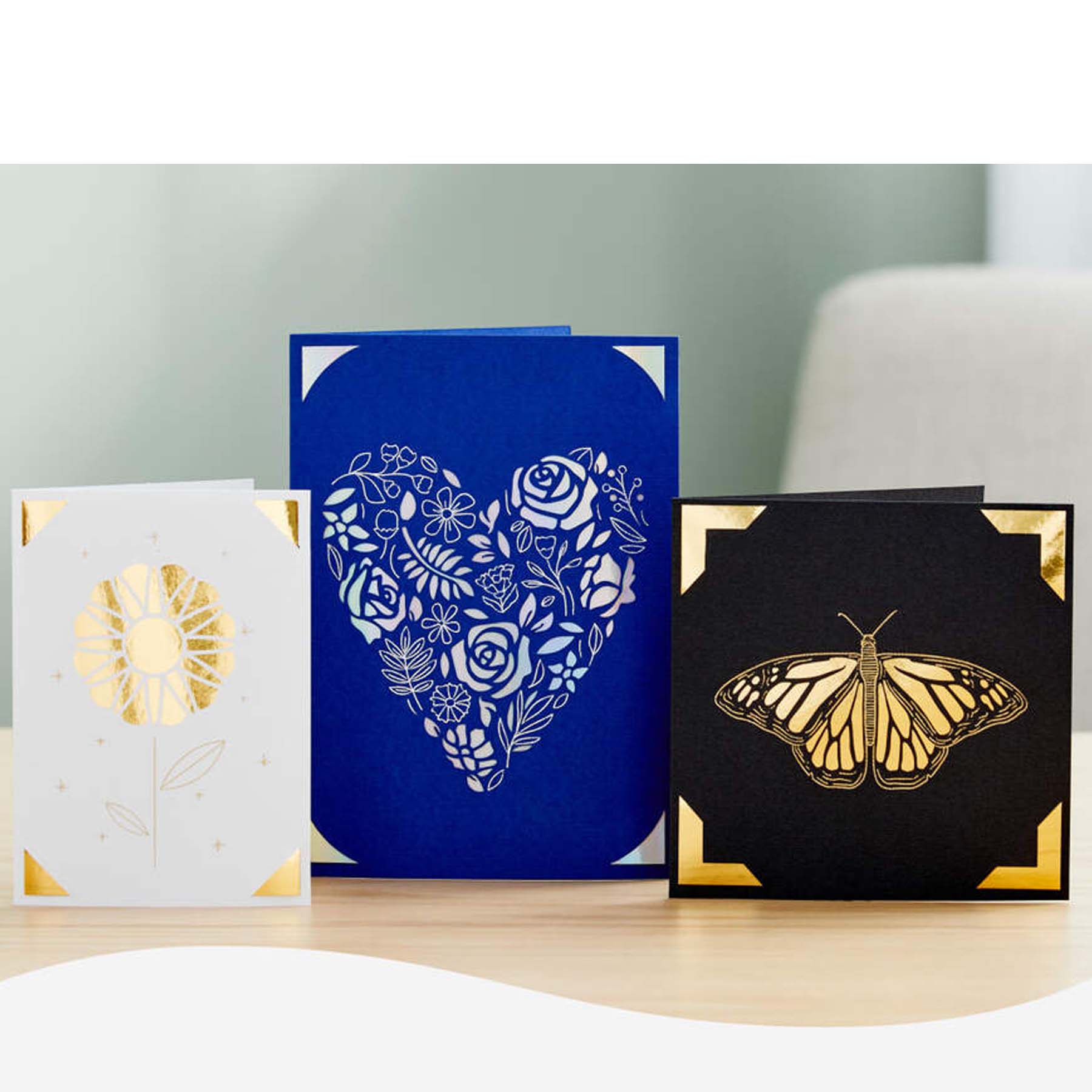 Crealive Cricut Einlegekarten R40 - 12 Stück - Celebration mit Foil Transfer  Inhalt:  12 Karten im Format 4.75" x 6.6" (12.1 cm x 16.8 cm) (zusammengeklappt) / Kartenfarben: 6 Rot und 6 Blau 12 Einlagen im Format 4.5" x 6.4" (11.4 cm x 16.2 cm) / Einlagefarben: 6 Silver Holographic & 6 Maize 12 Transferfolien im Format 4.25" x 6.1" (10.8 cm x 15.6 cm): 6 Gold & 6 Silber 12 Umschläge in 5.1" x 7.25" (13.0 cm x 18.4 cm) / Farbe: Weiss    Cricut Einlegekarten sind geeignet für:  Karten Einladungen