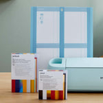 Crealive Cricut Cutaway Karten S40 - 14 Stück - Pastel  Inhalt:  14 Karten im Format 4.75" x 4.75" (12.1 cm x 12.1 cm) (zusammengeklappt) - Kartenfarben: 5 x Tulip, 5 x Powder Blue, 4 x Whispering Blue 14 Einlagen im Format 4.6" x 4.6" (11.7 cm x 11.7 cm) - Einlagefarbe: Matt Silber holografisch 14 Umschläge in 5" x 5" (12.7 cm x 12.7 cm) - Farbe: Weiss    Cricut Cut-Away Karten sind geeignet für:  Karten Einladungen