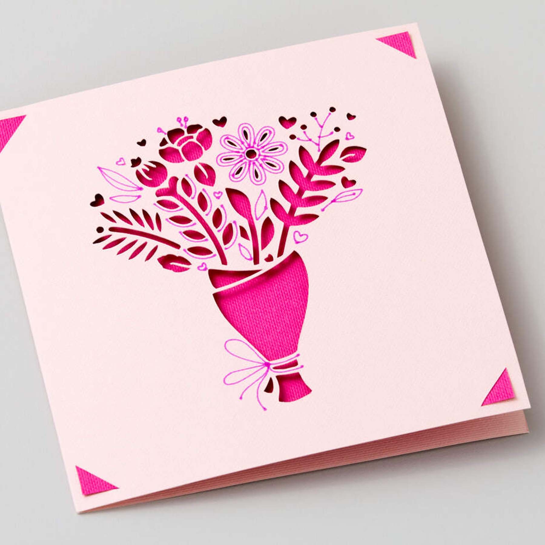 Crealive Cricut Einlegekarten S40 - 35 Stück - Princess  Inhalt:  35 Karten im Format 4.75" x 4.75" (12.1 cm x 12.1 cm) (zusammengeklappt) - Kartenfarben: 9 x Tulpe, 9 x Puderblau, 9 x Whispering Blue und 8 x Lavendel 35 Einlagen im Format 4.5" x 4.5" (11.4 cm x 11.4 cm) - Einlagefarben: 35 x Silber holografisch 35 Umschläge in 5" x 5" (12.7 cm x 12.7 cm) - Farbe: Weiss    Cricut Einlegekarten sind geeignet für:  Karten Einladungen
