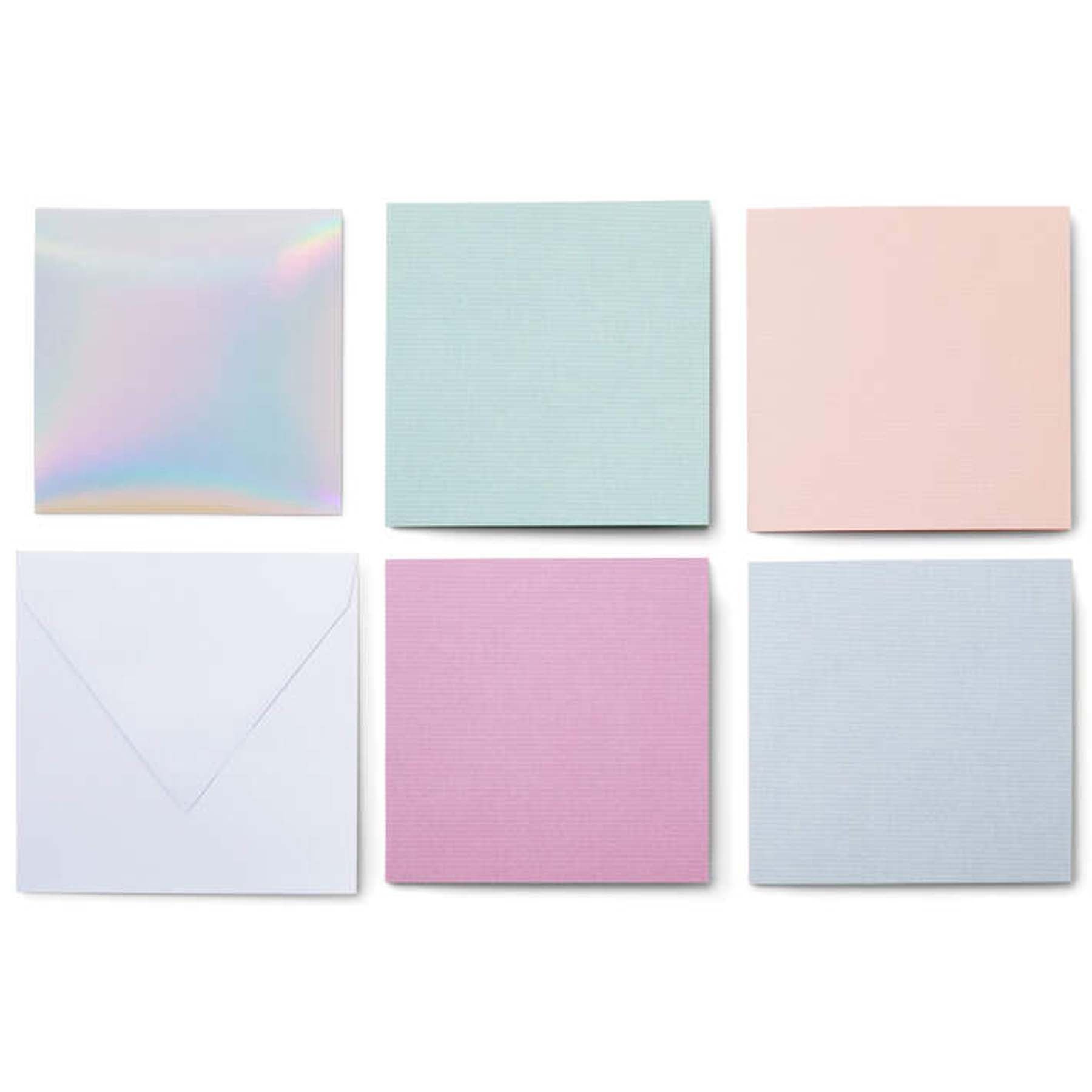 Crealive Cricut Einlegekarten S40 - 35 Stück - Princess  Inhalt:  35 Karten im Format 4.75" x 4.75" (12.1 cm x 12.1 cm) (zusammengeklappt) - Kartenfarben: 9 x Tulpe, 9 x Puderblau, 9 x Whispering Blue und 8 x Lavendel 35 Einlagen im Format 4.5" x 4.5" (11.4 cm x 11.4 cm) - Einlagefarben: 35 x Silber holografisch 35 Umschläge in 5" x 5" (12.7 cm x 12.7 cm) - Farbe: Weiss    Cricut Einlegekarten sind geeignet für:  Karten Einladungen