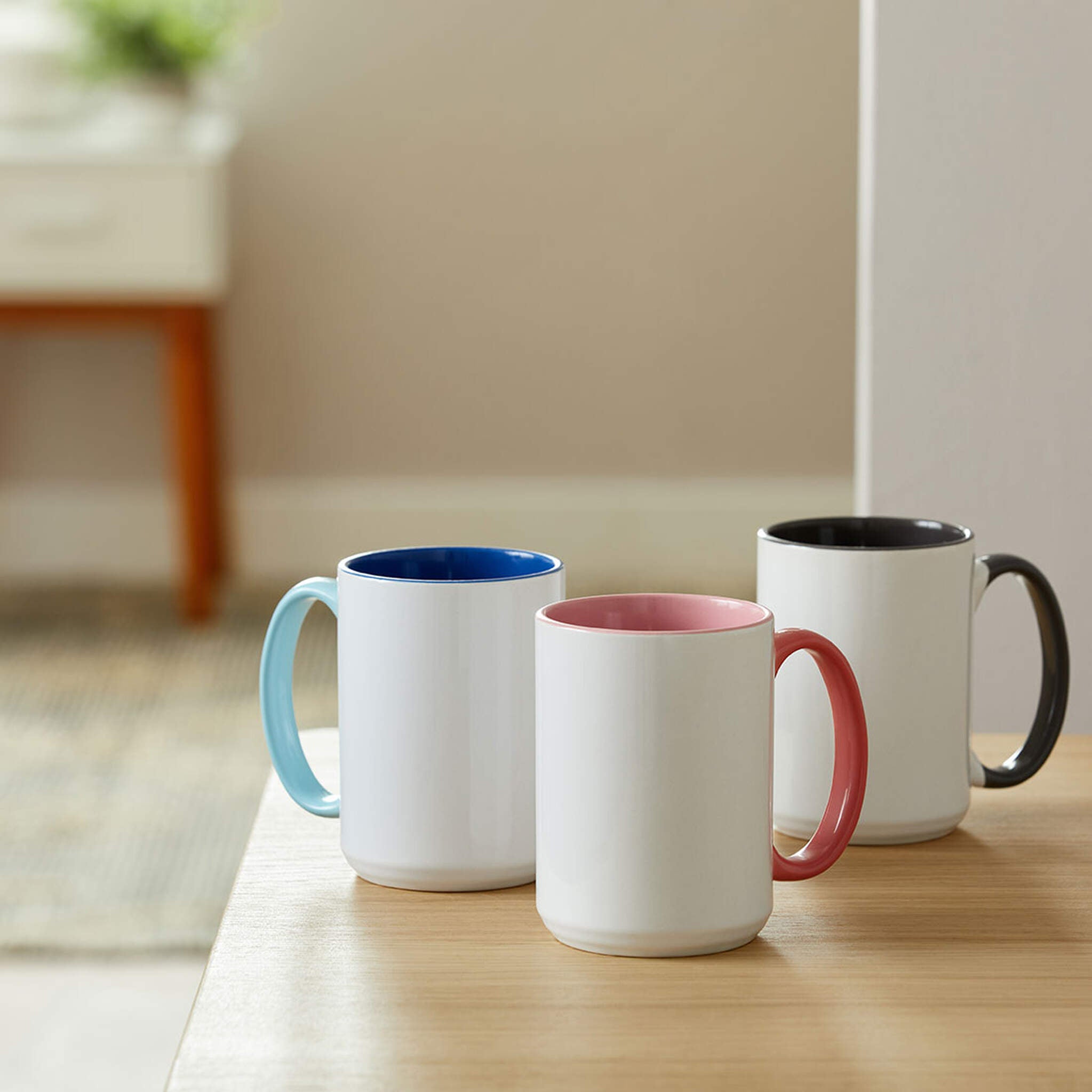 Crealive Cricut Keramiktasse 425 ml Miami, 1 Stück  Gestalte lebendige, professionelle & personalisierte Tassen. Im Design Space erstellst Du mit Hilfe der kostenlosen Tassen-Vorlage Dein Design, so dass Du es korrekt platzieren kannst auf der Tasse. Danach lässt Du den Schneideplotter Dein Design entweder aus den Infusible Ink Transferbögen schneiden oder lässt es Zeichnen mit den Infusible Ink Stiften. 1 Cricut Keramiktassenrohling zweifarbig Farbe: Miami