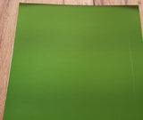 Cricut Kraft Board Foil 12’’ x 12’’ - Jewels  Das glänzende Kraft Board Foil Jewels von Cricut lässt sich sehr vielseitig verwenden. Die Folie ist einseitig auf dem Papier und es lassen sich vielfältige Kreationen daraus zaubern. Ob Boxen, Karten, Verpackungen; der fast spiegelnde Effekt sorgt immer für ein aussergewöhnliches und edles Aussehen, welches bei Lichteinfall super schimmert. In Kombination mit anderen Papieren entstehen schönste Deko-Objekte und Karten.