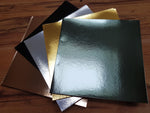 Cricut Kraft Board Foil 12’’ x 12’’ - Metals  Das glänzende Kraft Board Foil Metals von Cricut lässt sich sehr vielseitig verwenden. Die Folie ist einseitig auf dem Papier und es lassen sich vielfältige Kreationen daraus zaubern. Ob Boxen, Karten, Verpackungen; der fast spiegelnde Effekt sorgt immer für ein aussergewöhnliches und edles Aussehen, welches bei Lichteinfall super schimmert. In Kombination mit anderen Papieren entstehen schönste Deko-Objekte und Karten.