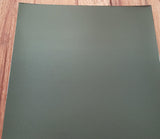 Cricut Kraft Board Foil 12’’ x 12’’ - Metals  Das glänzende Kraft Board Foil Metals von Cricut lässt sich sehr vielseitig verwenden. Die Folie ist einseitig auf dem Papier und es lassen sich vielfältige Kreationen daraus zaubern. Ob Boxen, Karten, Verpackungen; der fast spiegelnde Effekt sorgt immer für ein aussergewöhnliches und edles Aussehen, welches bei Lichteinfall super schimmert. In Kombination mit anderen Papieren entstehen schönste Deko-Objekte und Karten.