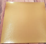 Cricut Kraft Board Foil 12’’ x 12’’ - Metals  Das glänzende Kraft Board Foil Metals von Cricut lässt sich sehr vielseitig verwenden. Die Folie ist einseitig auf dem Papier und es lassen sich vielfältige Kreationen daraus zaubern. Ob Boxen, Karten, Verpackungen; der fast spiegelnde Effekt sorgt immer für ein aussergewöhnliches und edles Aussehen, welches bei Lichteinfall super schimmert. In Kombination mit anderen Papieren entstehen schönste Deko-Objekte und Karten.