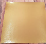 Cricut Kraft Board Foil 12’’ x 12’’ - Metals  Das glänzende Kraft Board Foil Metals von Cricut lässt sich sehr vielseitig verwenden. Die Folie ist einseitig auf dem Papier und es lassen sich vielfältige Kreationen daraus zaubern. Ob Boxen, Karten, Verpackungen; der fast spiegelnde Effekt sorgt immer für ein aussergewöhnliches und edles Aussehen, welches bei Lichteinfall super schimmert. In Kombination mit anderen Papieren entstehen schönste Deko-Objekte und Karten.