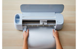 Cricut Maker 3 (Lieferzeit 3-5 Arbeitstage) Der Cricut Maker 3 - DIE ultimative Schneidemaschine! Jetzt intelligenter & schneller als je zuvor. Mit bis zu 2 x schnelleren Schneidegeschwindigkeiten und Kompatibilität mit Smart Materials™ ist der Cricut Maker® 3 die ultimative smarte Schneidemaschine - für jede Designidee und jeden DIY-Fan. Genau wie das Vorgängermodell kann der Cricut Maker 3 über 300 Materialien schneiden - von feinsten Papier bis hin zu robusten Materialien wie Leder und Lindenholz.