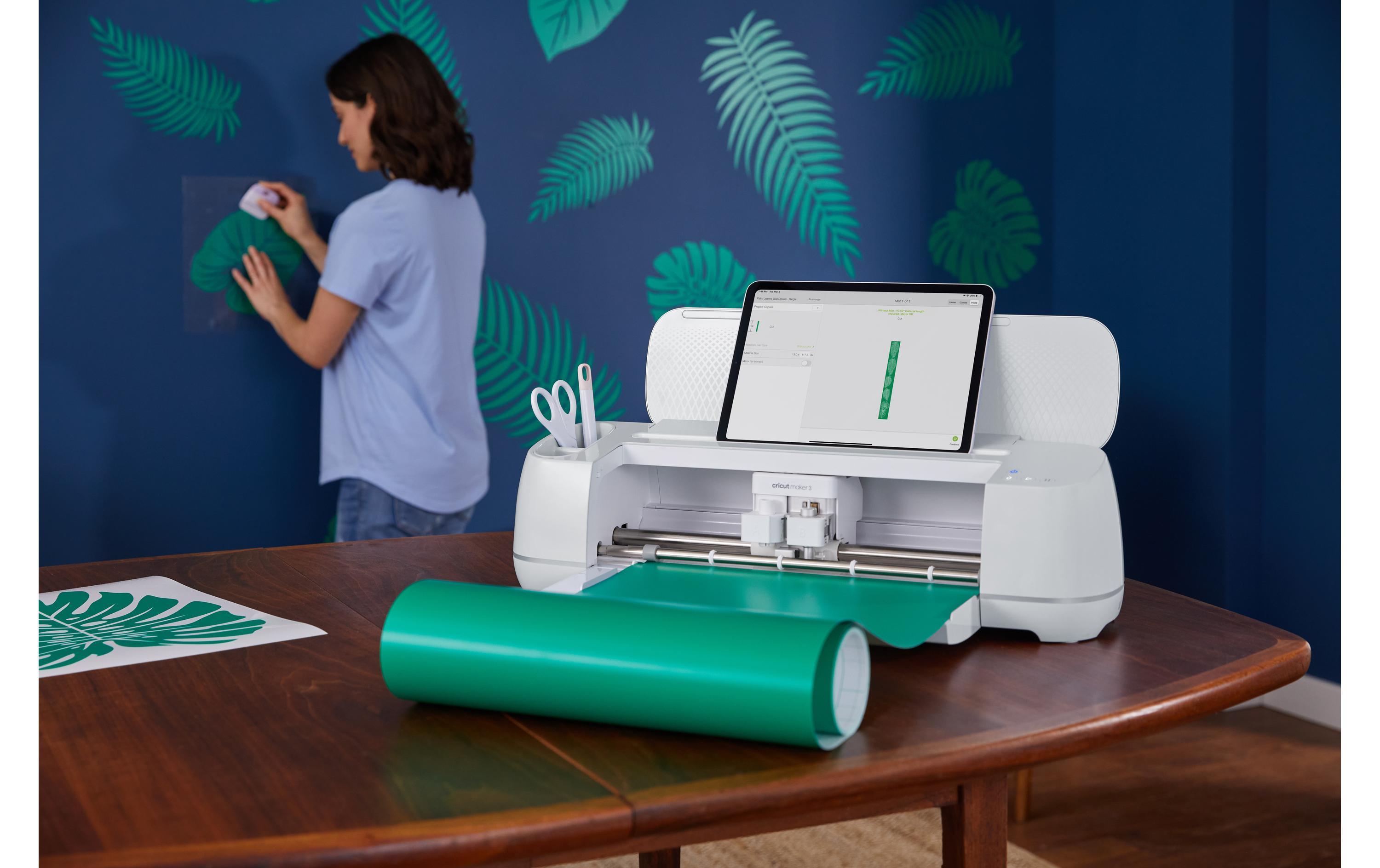 Cricut Maker 3 (Lieferzeit 3-5 Arbeitstage) Der Cricut Maker 3 - DIE ultimative Schneidemaschine! Jetzt intelligenter & schneller als je zuvor. Mit bis zu 2 x schnelleren Schneidegeschwindigkeiten und Kompatibilität mit Smart Materials™ ist der Cricut Maker® 3 die ultimative smarte Schneidemaschine - für jede Designidee und jeden DIY-Fan. Genau wie das Vorgängermodell kann der Cricut Maker 3 über 300 Materialien schneiden - von feinsten Papier bis hin zu robusten Materialien wie Leder und Lindenholz.