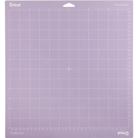 Cricut Schneidematte stark klebend 12" x 12" (30.5 x 30.5cm) - StrongGrip  Die Cricut Schneidematte stark klebend 12" x 12" (30.5 x 30.5cm) - StrongGrip bietet eine starke Klebefläche, die sich ideal für das Befestigen von schweren Materialien wie Spezialkarton, Glitterkarton, Chipboard und verstärkte Stoffe eignet. Es ist die langlebigste Cricut Matte, mit Double-Life-Klebetechnologie.     Inhalt:  1 Schneidematte stark klebend 12" x 12" (30.5 x 30.5cm) - StrongGrip