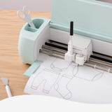 Crealive Cricut Smart Label beschreibbare Vinylfolie ablösbar - Weiss  Inhalt:  1 Rolle 33 cm x 91 cm    Spezifikationen:  Grösse: 33 cm x 91 cm Farbe: Weiss selbstklebend funktioniert ohne Schneidematte - einfach einlegen und loslegen! individuell gestaltbar mit Cricut™ Stiften (Gelstifte werden nicht empfohlen) 