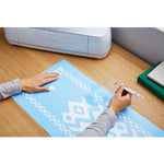 Crealive Cricut Schablonenfolie / Smart Stencil - 33 x 91 cm  Die Cricut Schablonenfolie / Smart Stencil ist eine Blau transluzente Schablonenfolie die mit dem Cricut Explore 3 oder Maker 3 ohne Schneidematte verarbeitet werden kann. Egal ob auf graden oder gekrümmten Oberflachen, diese Schablonenfolie lässt sich auf Wände, Kunststoff, Papier, Holz, Glas und vielen anderen Untergründe auftragen. Sie ist auch bestens für Airbrush- und Lackierarbeiten geeignet. 