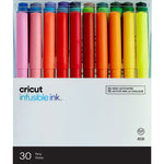 Cricut Infusible Ink Stifte - Set 30 Stück  Inhalt:  30 Cricut Infusible Ink Stifte    Spezifikationen:  Stärke: 0.4 (feine Spitze) Farben: 30 verschiedene Farben brillante Farben nach dem Transfervorgang Infusible Ink  wasserbasiert säurefrei    Anleitung:  Design auswählen Stift in die Halterung (A) Laser Kopierpapier auf die Schneidematte Zeichnen lassen (spiegeln nicht vergessen!) auf den Rohling transferieren - entweder mit der Mug Press für Tassen oder der Easy Press für Textilien