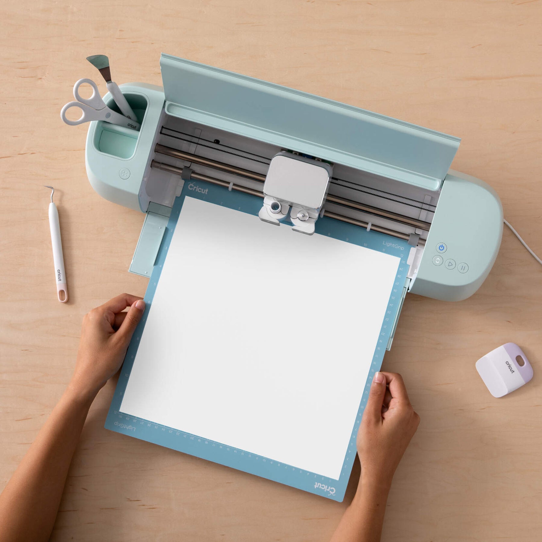 Crealive Cricut UV-aktivierte Farbwechsel Flexfolie / Iron-On  Erstelle verspielte Farbwechseleffekte im Sonnenlicht! Das UV-aktivierte Iron-On mit Farbveränderung ändert sich bei Sonneneinstrahlung. Füge deinen Wärmeübertragungsprojekten überraschende Akzente hinzu! Ideal für Kleidung, Accessoires und Alltagsartikel für draussen – dieses Material begeistert auf praktisch allem. 