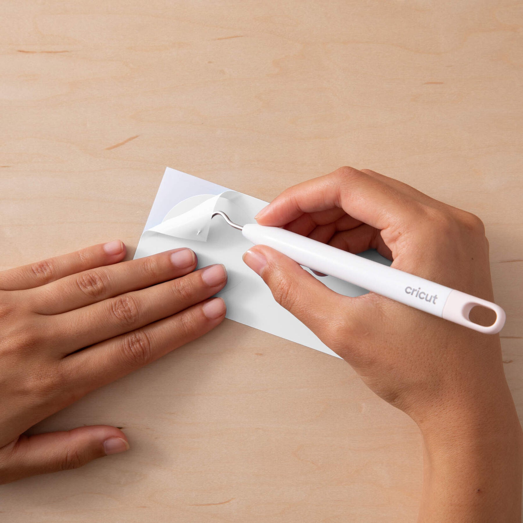 Crealive Cricut UV-aktivierte Farbwechsel Flexfolie / Iron-On  Erstelle verspielte Farbwechseleffekte im Sonnenlicht! Das UV-aktivierte Iron-On mit Farbveränderung ändert sich bei Sonneneinstrahlung. Füge deinen Wärmeübertragungsprojekten überraschende Akzente hinzu! Ideal für Kleidung, Accessoires und Alltagsartikel für draussen – dieses Material begeistert auf praktisch allem. 