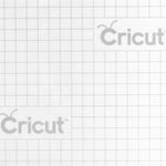 Cricut Cricut Übertragungsfolie / Transfer Tape - 30.5 cm x 121 cm  Mit dieser Übertragungsfolie / dem Transfer Tape überträgst Du rasch und unkompliziert deine Vinylfolie auf Deko-Gegenstände, Karten & Verpackungen. Sie hat eine gute Klebekraft für gängige Folien; eignet sich aber nicht für Glitzer- und Schimmer-Vinylfolien.   Inhalt:  1 Rolle 12" x 48" (30.5 cm x 121 cm)    Die Übertragungsfolie ist geeignet für:  einfaches Übertragen von matten & glänzenden Vinylfolien auf eine Vielzahl von Oberflächen