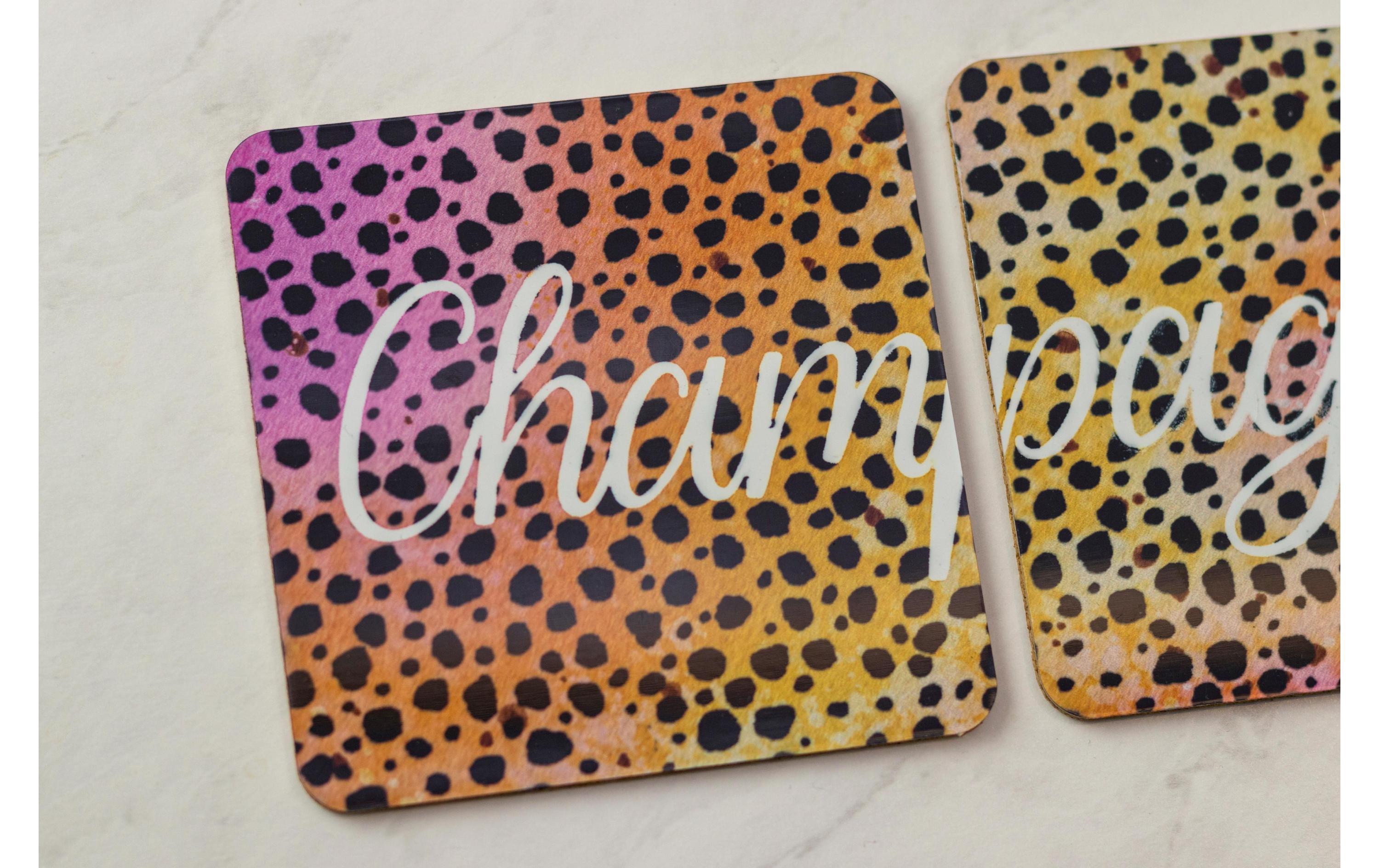 Cricut Untersetzer Infusible Ink - Quadratisch - 4 Stück  Spezifikationen:  4 Keramik-Untersetzer für Sublimationsdruck Farbe: Weiss Form: quadratisch Grösse: 9.5 x 9.5 cm Rückseite: Kork (nicht bedruckbar) kompatibel mit Infusible Ink Stiften oder Infusible Ink Transferbogen    Die Keramik-Untersetzer sind geeignet für:  Infusbile Ink Sublimation