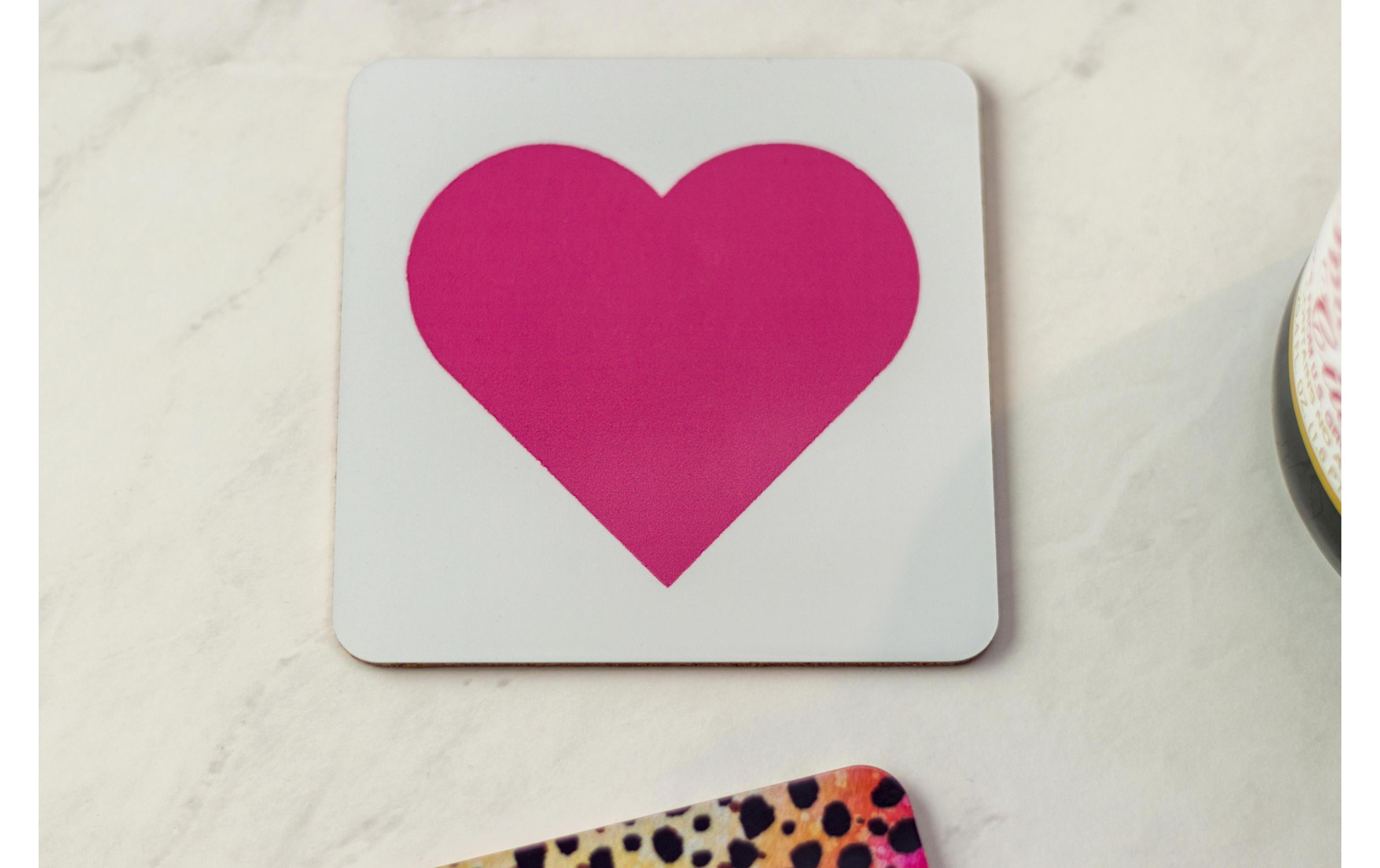 Cricut Untersetzer Infusible Ink - Quadratisch - 4 Stück  Spezifikationen:  4 Keramik-Untersetzer für Sublimationsdruck Farbe: Weiss Form: quadratisch Grösse: 9.5 x 9.5 cm Rückseite: Kork (nicht bedruckbar) kompatibel mit Infusible Ink Stiften oder Infusible Ink Transferbogen    Die Keramik-Untersetzer sind geeignet für:  Infusbile Ink Sublimation