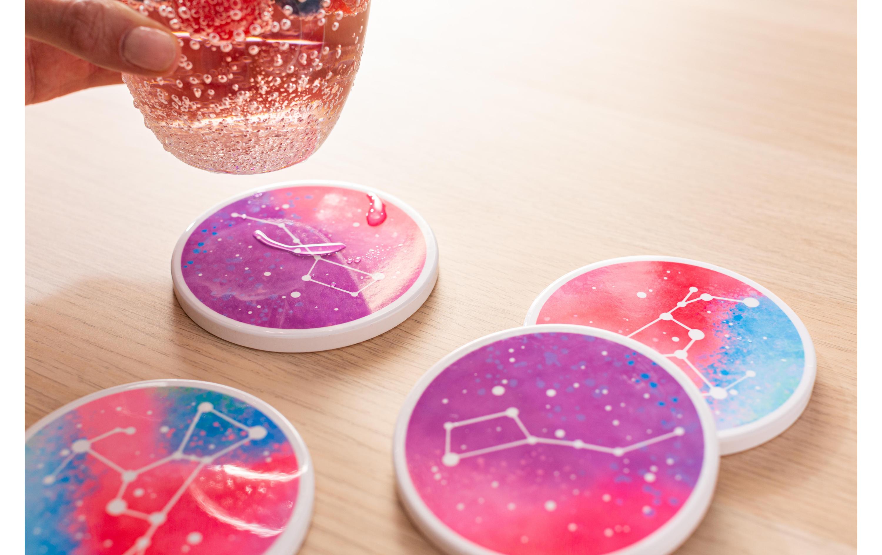 Cricut Untersetzer Infusible Ink - Rund - 4 Stück  Spezifikationen:  4 Keramik-Untersetzer für Sublimationsdruck Farbe: Weiss Form: Rund Durchmesser: 9.1 cm kompatibel mit Infusible Ink Stiften oder Infusible Ink Transferbogen    Die Keramik-Untersetzer sind geeignet für:  Infusbile Ink Sublimation