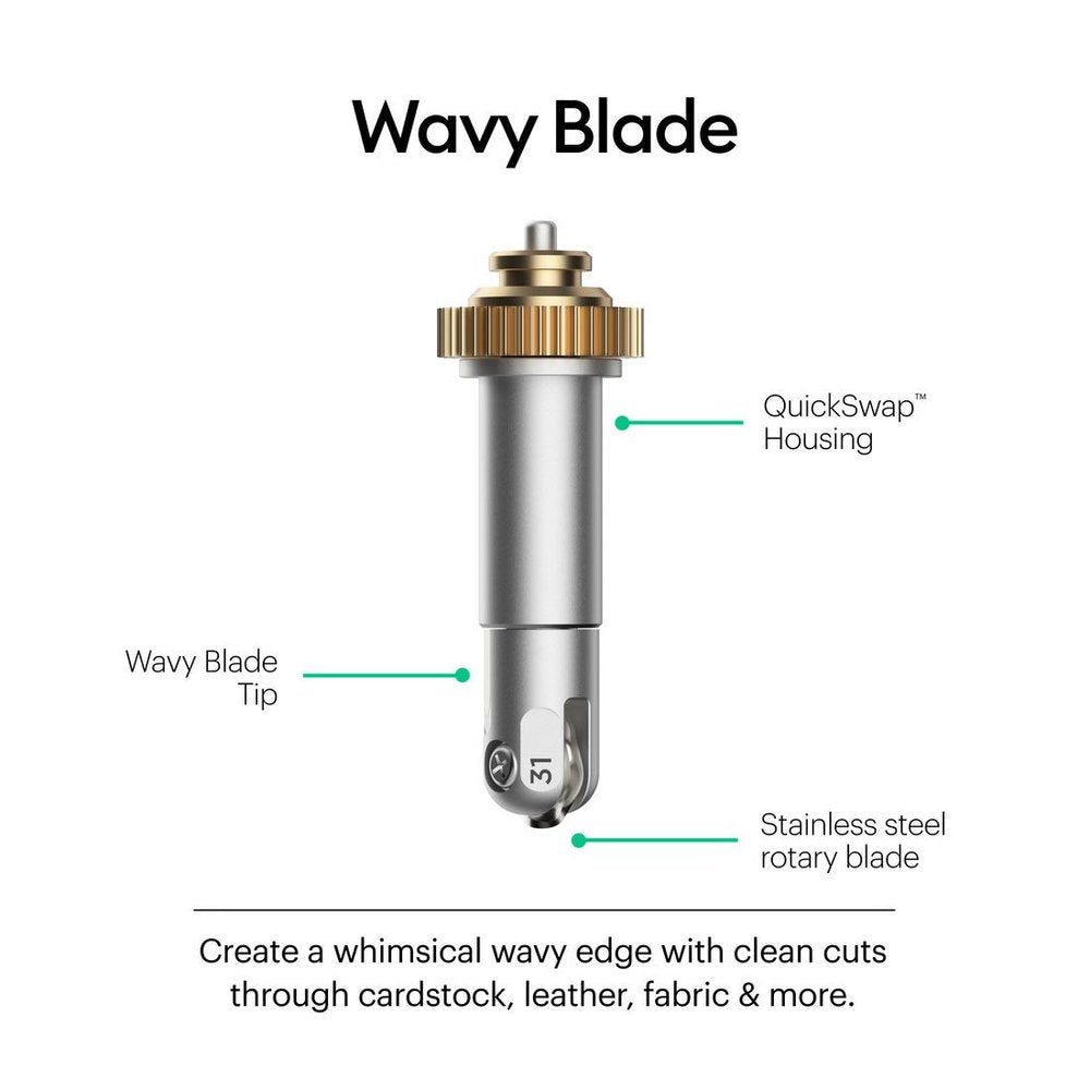 Cricut wellenförmiges Messer mit Halterung - Wavy Blade Set    Inhalt:  Cricut wellenförmiges Messer - Wavy Blade Tip QuickSwap ™ - Halterung    Mit dem Cricut wellenförmigen Messer (Wavy Blade) gelingt ein schöner Wellenschnitt für eine Vielzahl von Projekten. Diese speziell geformte Edelstahlklinge eignet sich hervorragend für originelle Vinyl-Abziehbilder, zum Aufbügeln bestimmte Designs, Umschläge, Karten, Geschenkeanhänger und Collage-Projekte.