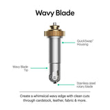 Cricut wellenförmiges Messer mit Halterung - Wavy Blade Set    Inhalt:  Cricut wellenförmiges Messer - Wavy Blade Tip QuickSwap ™ - Halterung    Mit dem Cricut wellenförmigen Messer (Wavy Blade) gelingt ein schöner Wellenschnitt für eine Vielzahl von Projekten. Diese speziell geformte Edelstahlklinge eignet sich hervorragend für originelle Vinyl-Abziehbilder, zum Aufbügeln bestimmte Designs, Umschläge, Karten, Geschenkeanhänger und Collage-Projekte.