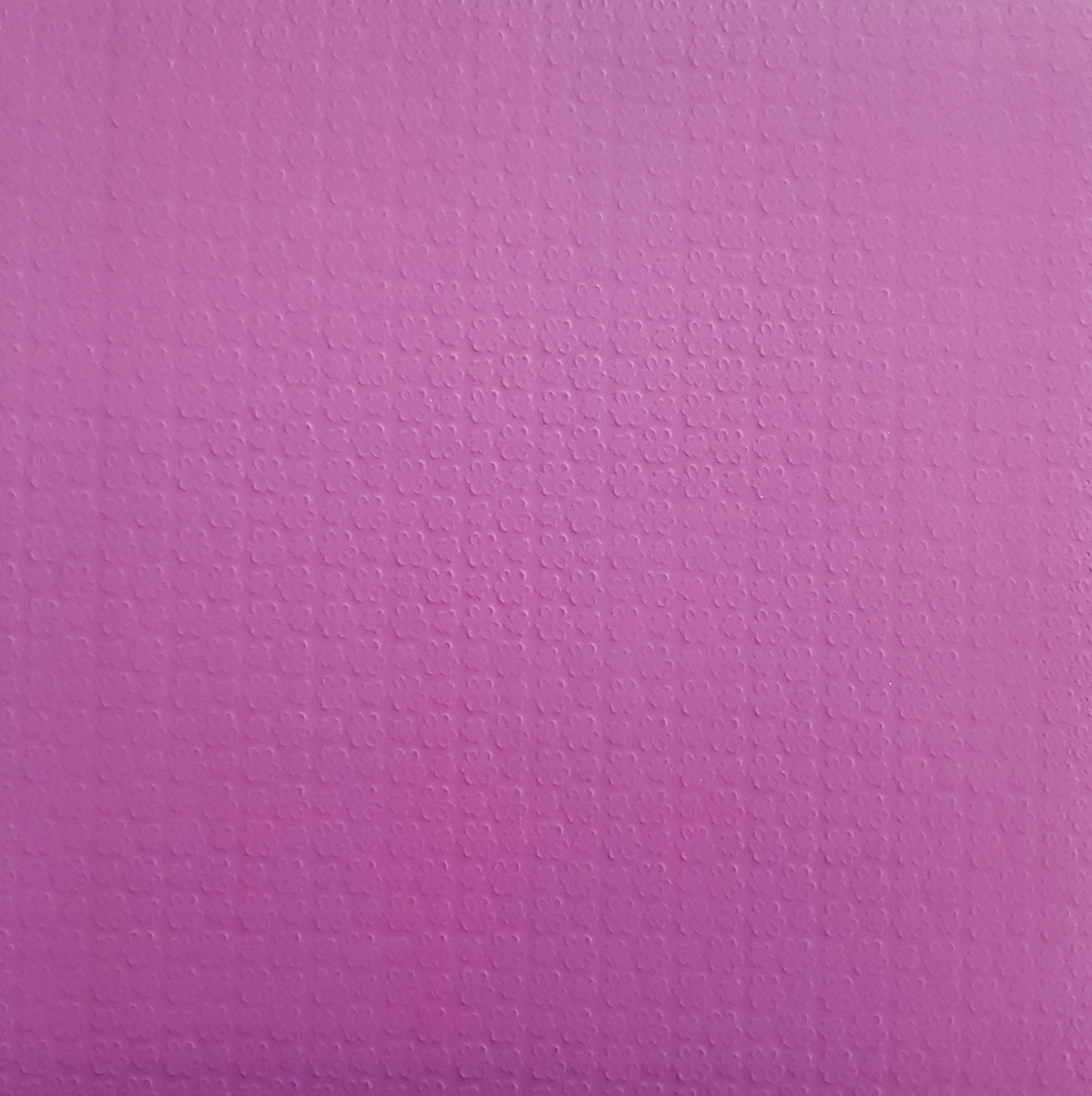 Paper Pad 200 g/m2 - 12’’ x 12’’ - Prägung  Spezifikationen:  12’’ x 12’’ (30.5 cm x 30.5 cm) 200 g/m2 einseitig bedruckt geprägt lässt sich gut schneiden säurefrei    Inhalt:  24 Bogen 12 Farben 12 Prägungen    Dieses Paper Pad / Designpapier ist geeignet für:  Karten Karten-Verzierungen Kuverts Geschenkboxen & Verpackungen Plotten Scrapbooking
