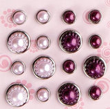Flower Foam pearl brads - Rosa & Bordeaux     Musterklammern / Brads sind hervorragend zum Dekorieren und Verzieren von Karten, Scrapbooking Seiten, persönliche Geschenke oder kleine Tüten. Sie lassen sich einfach befestigen und sind vielfältig einsetzbar.