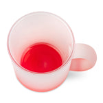 Crealive Glastasse mit Farbverlauf - Rot  Eine ganz spezielle Glastasse mit satinierter Oberfläche und lebendigen Farbverlaufe für deine individuelle Kreation. Die Tasse ist ein echter Hingucker und zieht die Blicke magisch auf sich. Perfekt für besondere Anlässe oder als Werbeträger; halt überall da, wo Kaffee, Tee und sonstige Heissgetränke gerne getrunken werden. Mache diese 'frostige' Tasse zu einem wunderschönen Unikat!