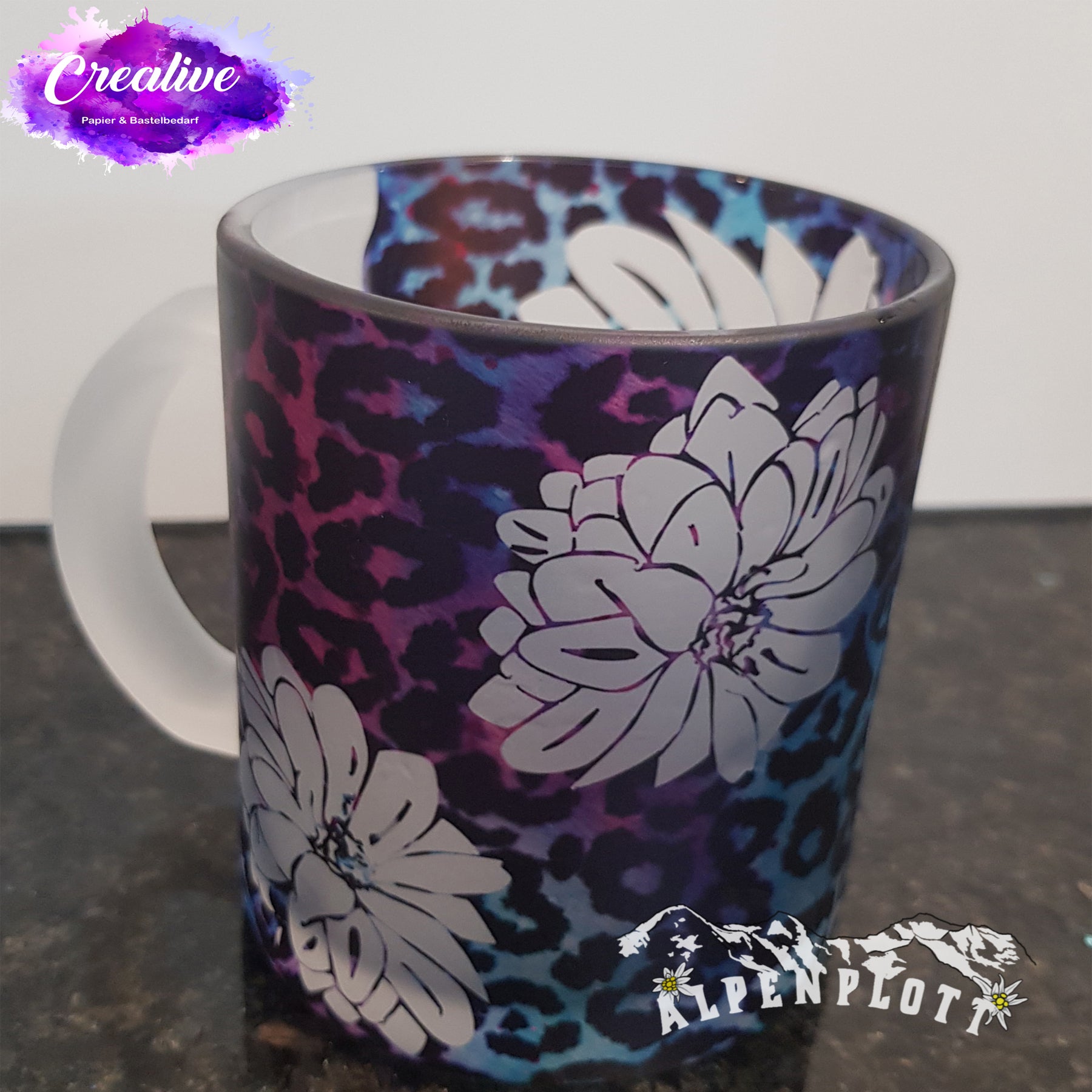 Crealive Glastasse  Diese schöne Glastasse mit satiniertem Glas auf der Aussenseite ist für den Sublimationsdruck und lässt sich auf unzählige Arten gestalten.  Das Fassungsvermögen ist ca. 325 ml und der Durchmesser beträgt ca. 82 mm bei einer Höhe von ca. 95 mm.     Inhalt:  1 Glastasse - Aussenseite aus satiniertem Glas