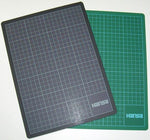 Die Schneidematte 'Cut-Mat' aus PVC ist 60 x 45 cm gross. Die Vorderseite ist in grün; die Rückseite in schwarz mit Aufdruck. Sie ist rutschfest, selbstheilend, hat eine 10mm Teilung auf beiden Seiten und ist 2.5 mm stark.