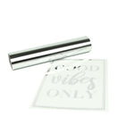 Hot Foil - Silber  Mit dieser Hot Foil kannst Du direkt loslegen und die tollsten Werke kreieren mit dem Hot Foil Applicator Starter Kit. Diese Hot Foil hat die Abmessungen 15 cm x 300 cm. Mit Hot Foil kreierst Du die tollsten Karten, Namensschilder, und viel mehr!