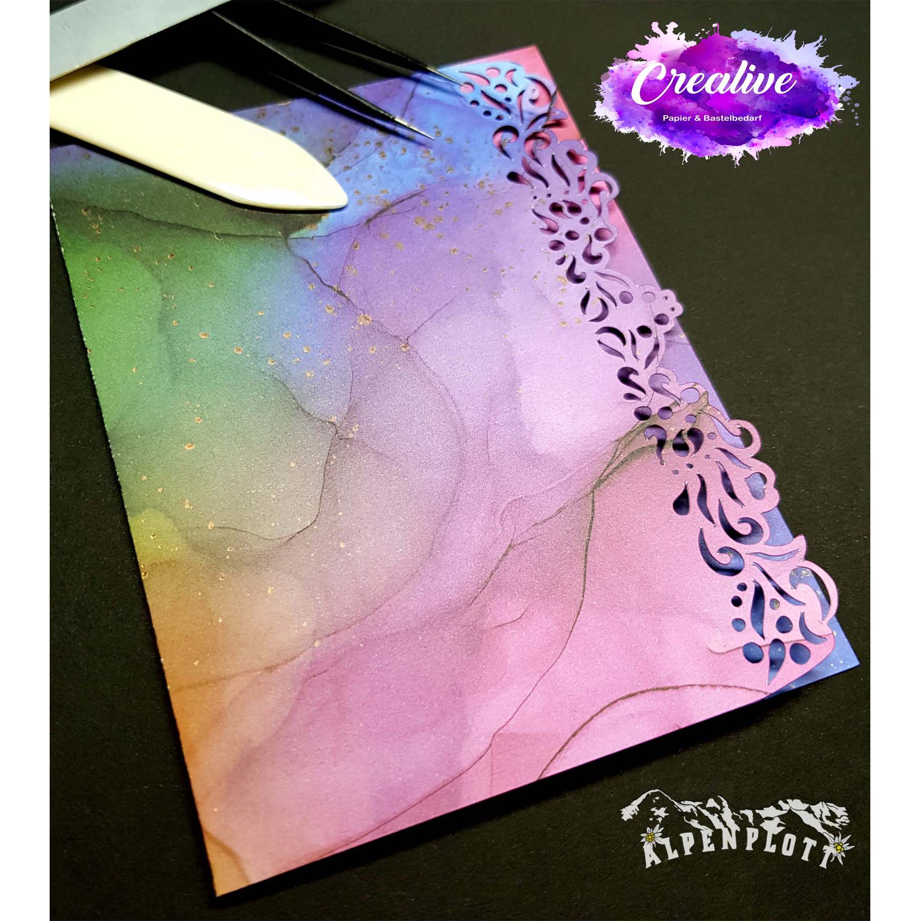 Crealive Premium Paper Pad 180 g/m2 - 12’’ x 12’’ - Ink Drops Vivid  Spezifikationen:  12’’ x 12’’ (30.5 cm x 30.5 cm) 180 g/m2 beidseitig bedruckt säure- und ligninfrei 20 Designs    Inhalt:  30 Bogen 20 Designs beidseitig bedruckt    Dieses Paper Pad / Designpapier ist geeignet für:  Karten Karten-Verzierungen Kuverts Geschenkboxen & Verpackungen Plotten Scrapbooking